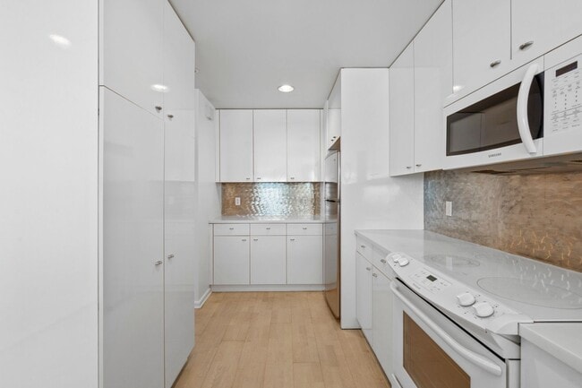 Building Photo - Light Filled 2 Bed, 2 Bath South Beach Por...