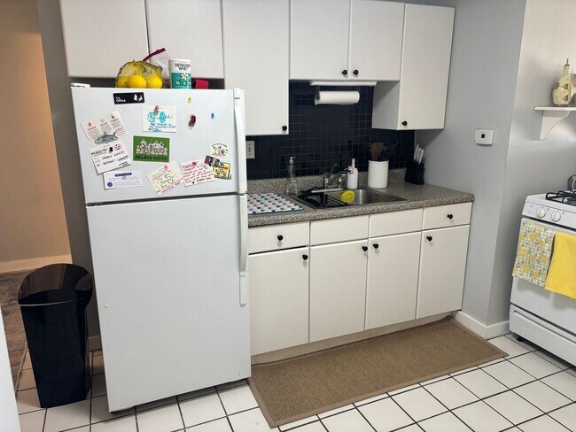 Building Photo - South Boston 2 Bed – Renovated – Pet Friendly – Hardwood Floors – 9/1