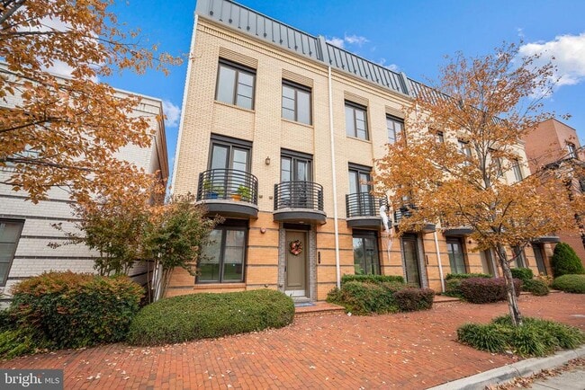 Building Photo - 710 E Howell Ave