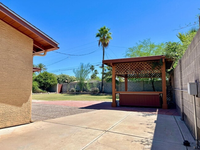 Building Photo - 6607 E Sheridan St