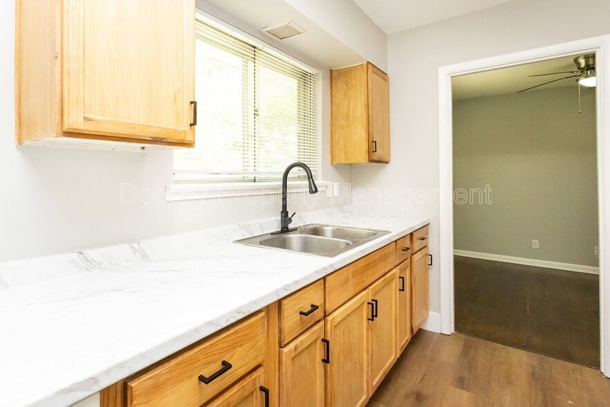 Building Photo - 1127 Clermont Dr