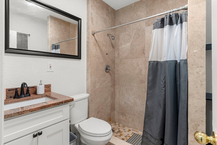 Building Photo - 2213 E 18th Ave