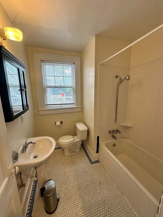 Building Photo - 527 Maryland Ave