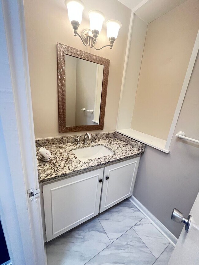 Building Photo - Beautiful renovated East Memphis condo loc...