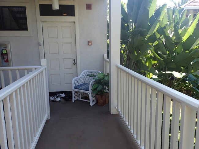 Building Photo - Spacious Furnished Grand Champions End Unit Available