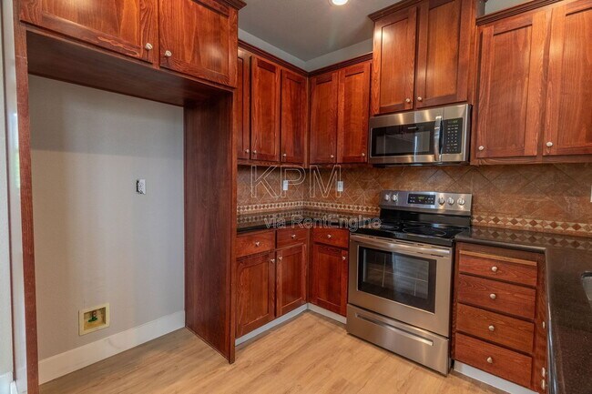 Building Photo - 2550 Plymouth Oaks Ct