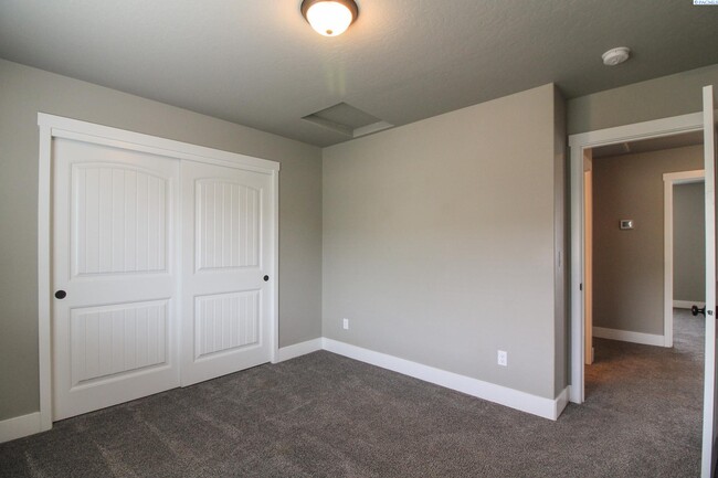 Building Photo - 4 Bed/2.5 Bath + an Office Home in Kennewick