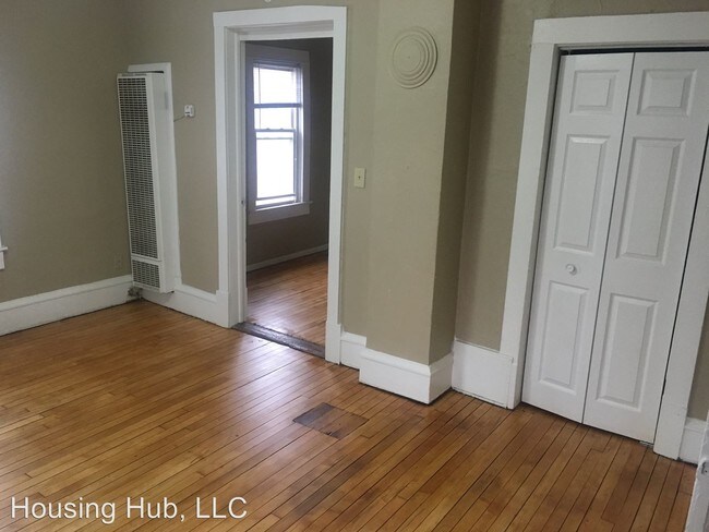 Building Photo - 1749 Wordsworth Ave W