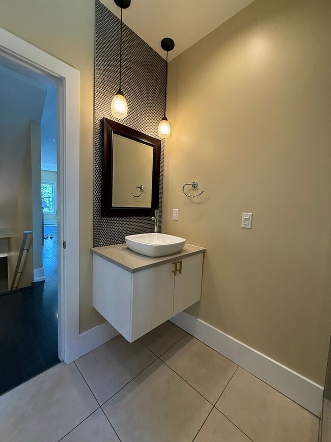 Building Photo - Fabulous Queen Anne Home with LOTS of EXTRAS!