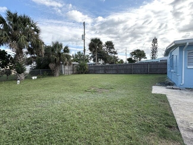 Building Photo - Beachside Bungalow in Ormond Beach!