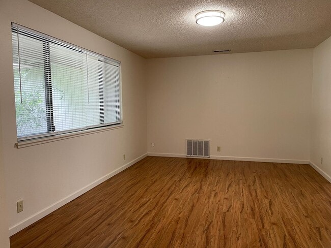 Building Photo - Spacious 3 Bed 2 Bath Home-Located on a Corner Lot in Quiet Neighborhhood