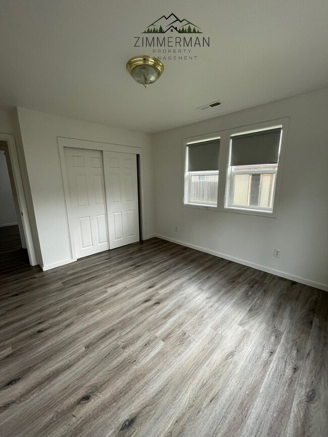 Building Photo - 3 bedroom, 1 1/2 bathroom House in Thurston neighborhood