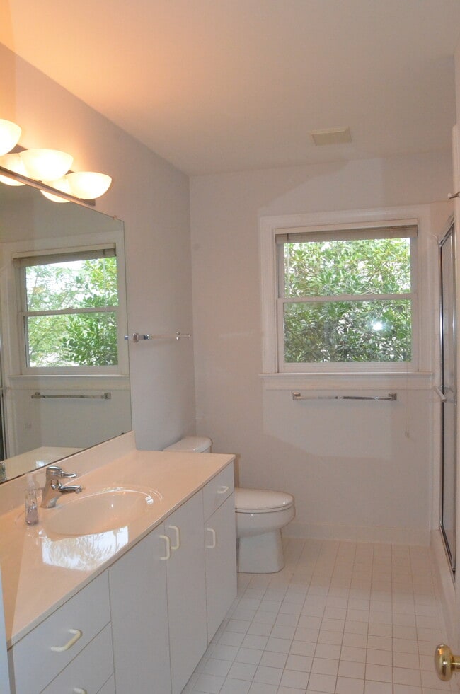 Building Photo - 311 Columbia Pl E