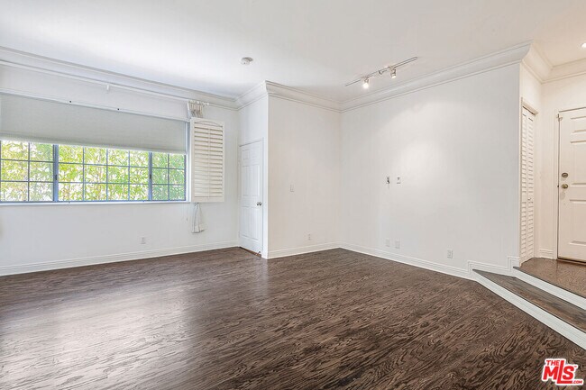 Building Photo - 315 N Swall Dr