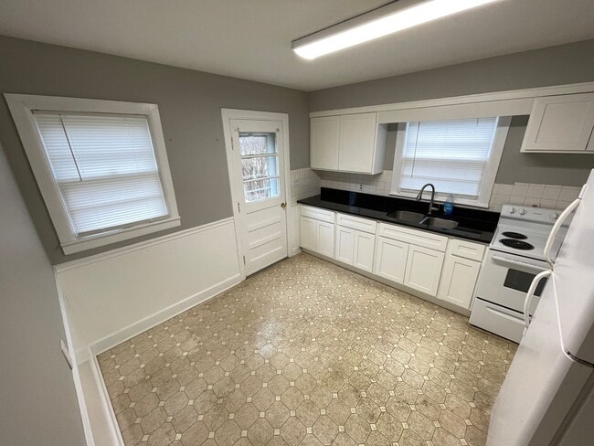 Building Photo - Cute Cottage Style Home For Rent