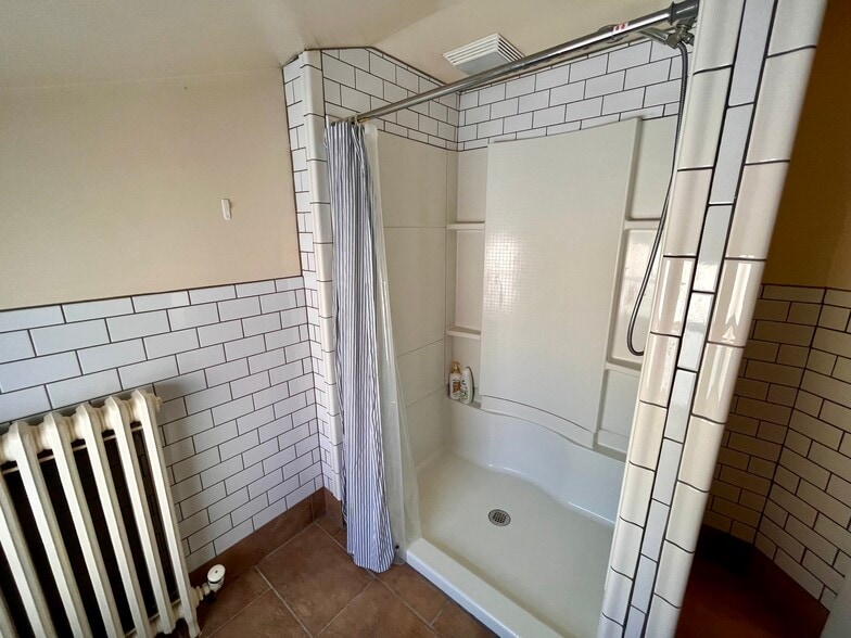 Building Photo - 52 Center St