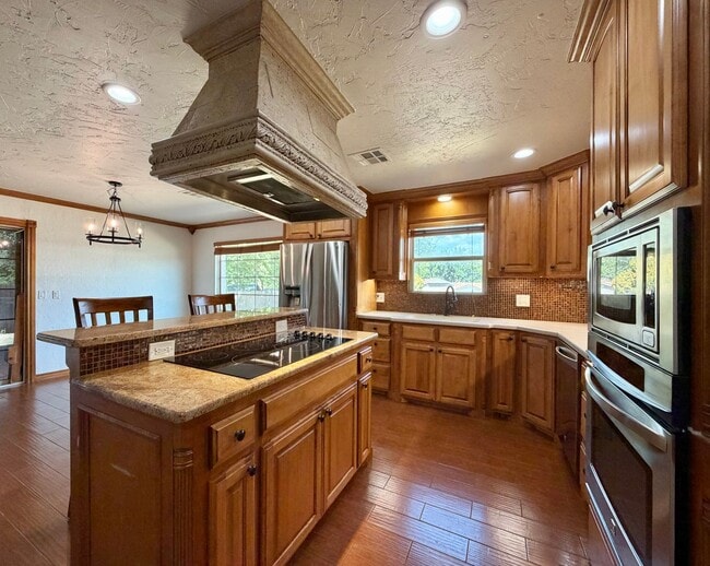 Building Photo - 6933 NW Eisenhower Dr