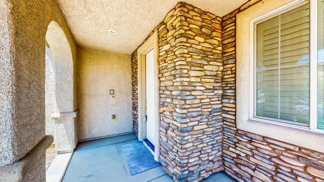 Building Photo - Beautiful 4 bedroom 3 full bath home with 2,902 Sq. FT. of living space.
