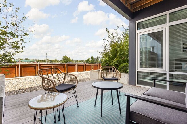 Building Photo - 747 N College Ave