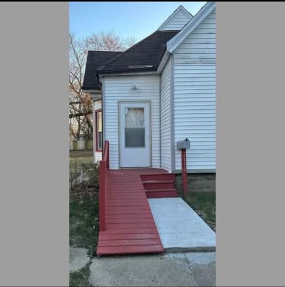 Building Photo - 2116 W Howett St