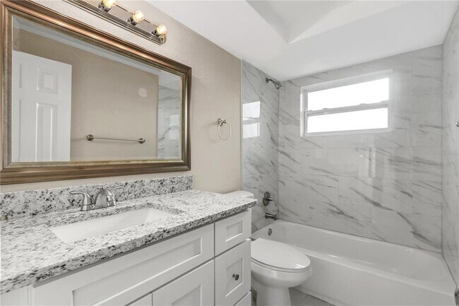Building Photo - 1415 Classic Dr