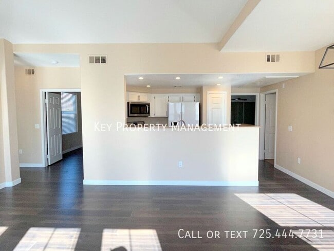 Building Photo - GORGEOUS REMODELED 2 BEDROOM TOWNHOME IN C...