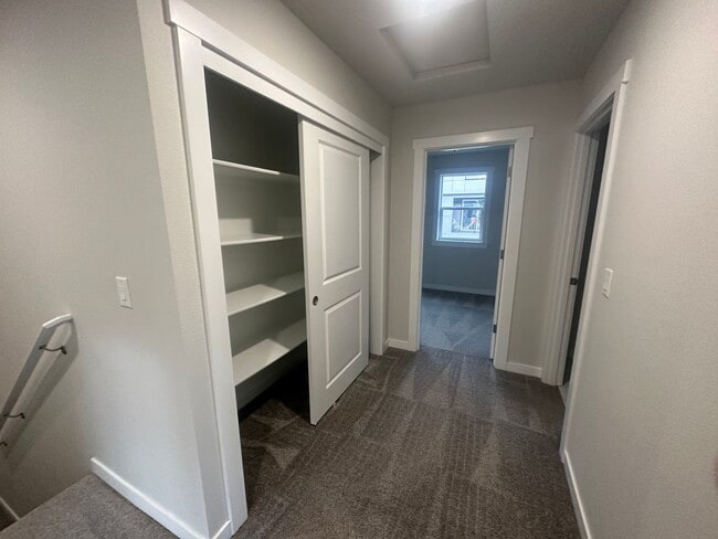 Building Photo - Newer low maintenance duplex in highly desired Camas area w/ great schools!