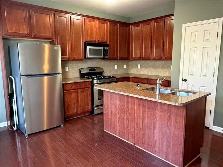 Building Photo - 804 Village Field Ct NW