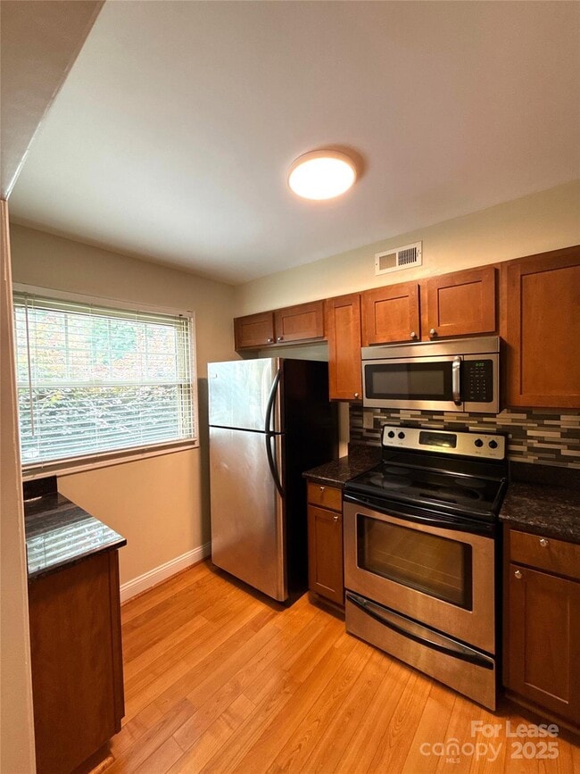 Building Photo - 1207 Green Oaks Ln