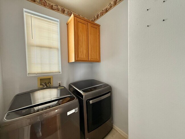 Building Photo - Large Hollister Home