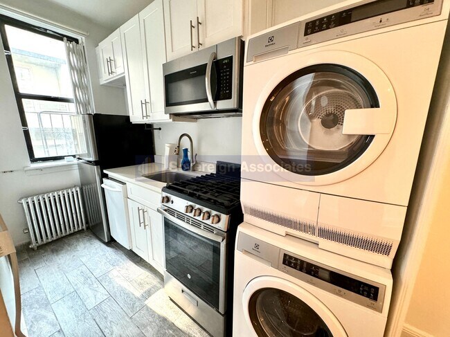 Building Photo - 156 E 85th St