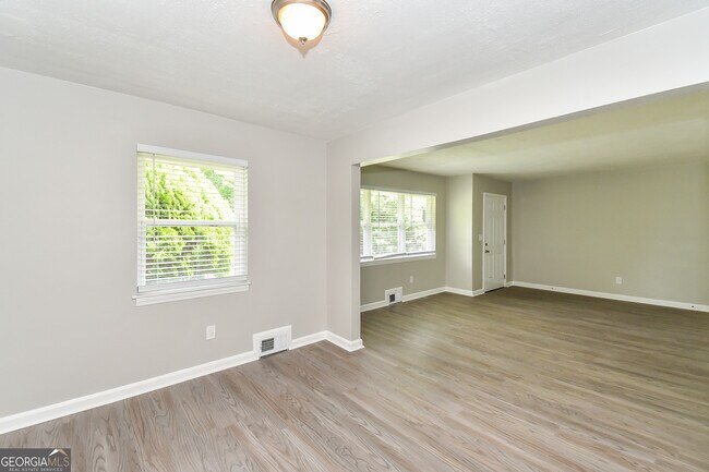 Building Photo - 1660 Valencia Rd