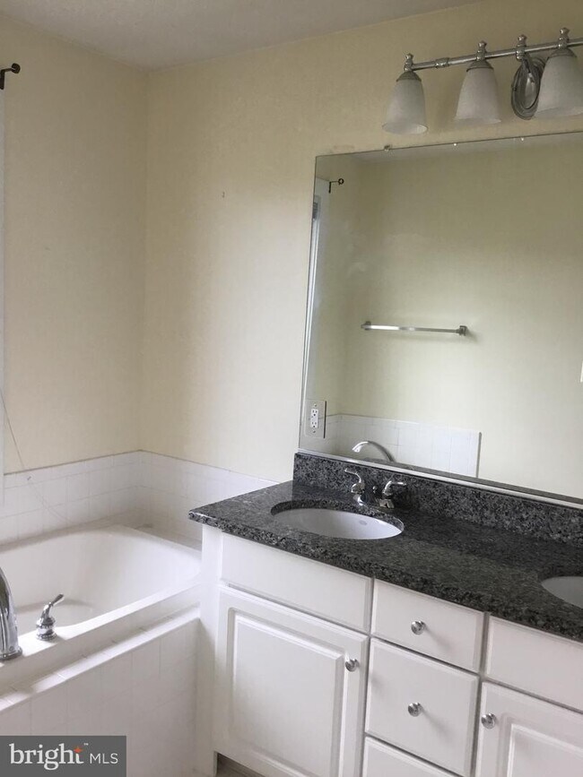 Building Photo - 13312 Sheffield Manor Dr
