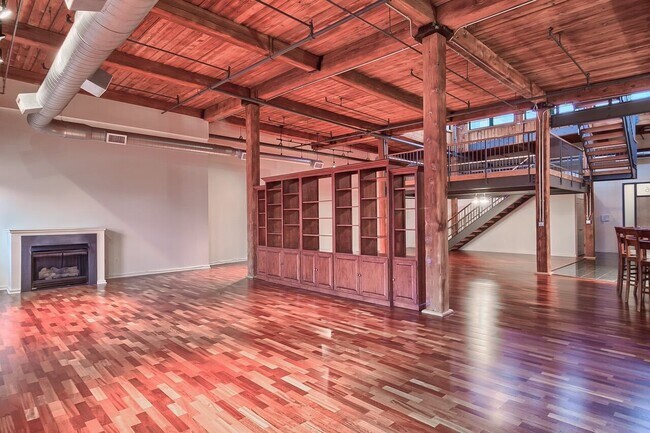 Building Photo - Huge Luxury 2 Story Condo with Private Rooftop Deck!