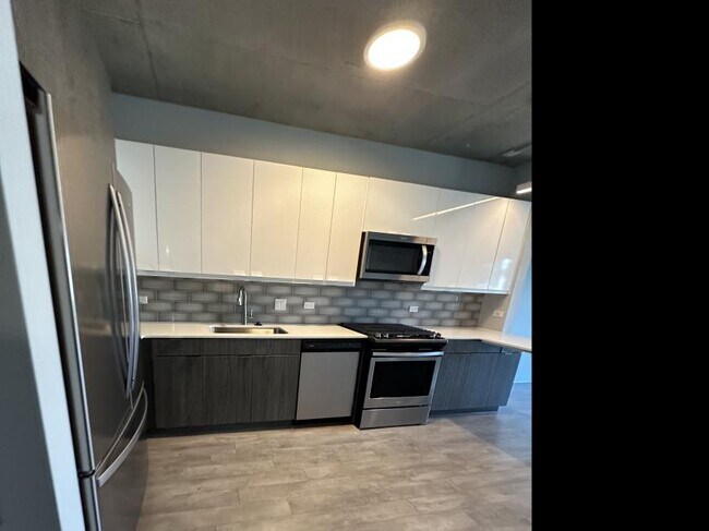 Primary Photo - 1 bedroom in Chicago IL 60613