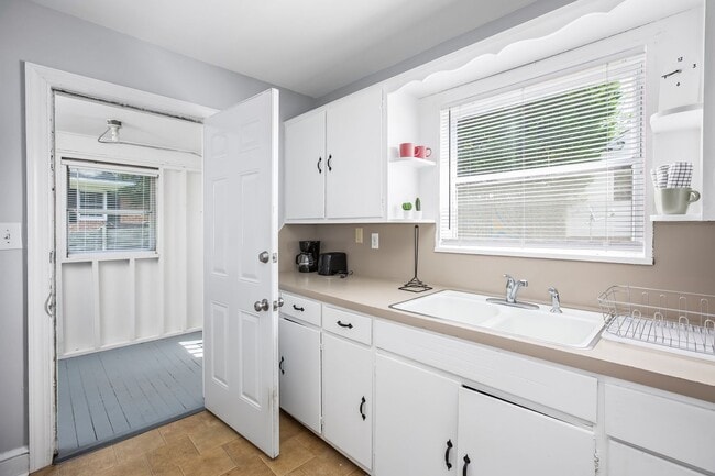 Building Photo - Adorable home in Kernersville!
