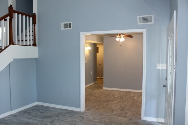 Building Photo - 1077 Woodlore Cir