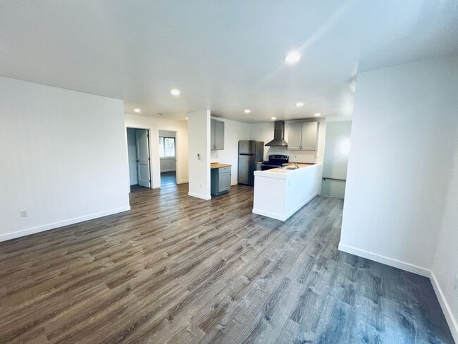 Building Photo - Almost new 3 bedroom, 3 bath Townhome