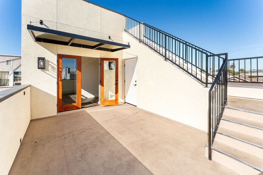 Building Photo - 2430 E 7th St