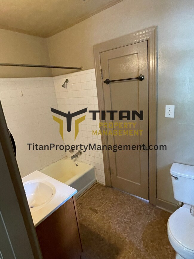 Building Photo - Charming Downtown Apartment