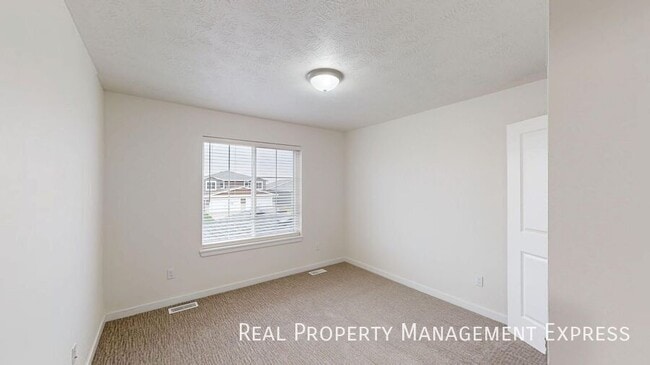 Building Photo - Move In by April 1st & Get One Month Free