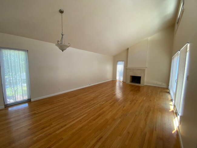 Building Photo - 1100 Island Dr