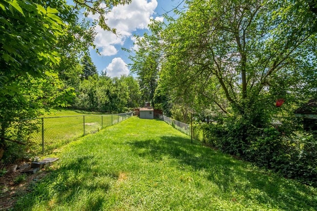 Building Photo - Stunning 3 bedroom home in Carrick available August 15!
