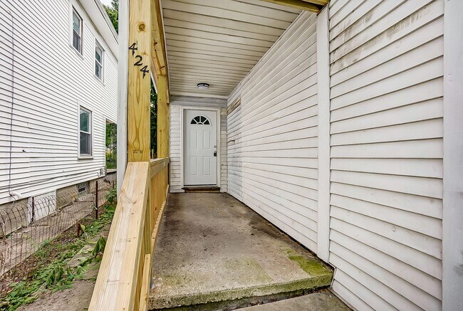 Building Photo - 3 Bed In Dayton- MOVE IN SPECIAL! Third Month Free!