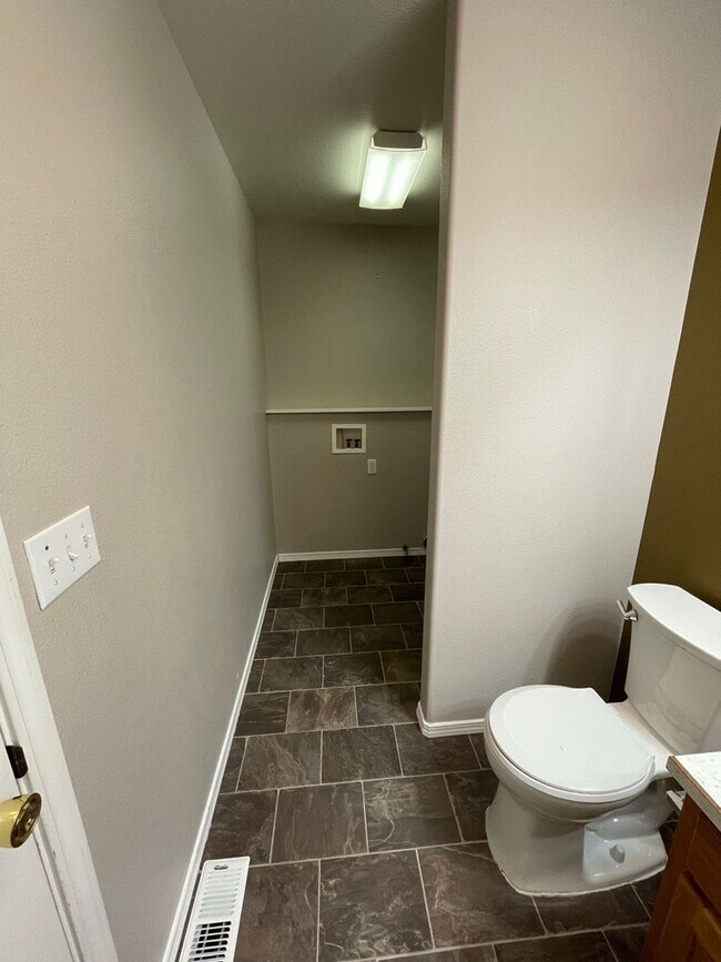 Building Photo - 3 Bedroom, 2.5 Bath Single Family Home