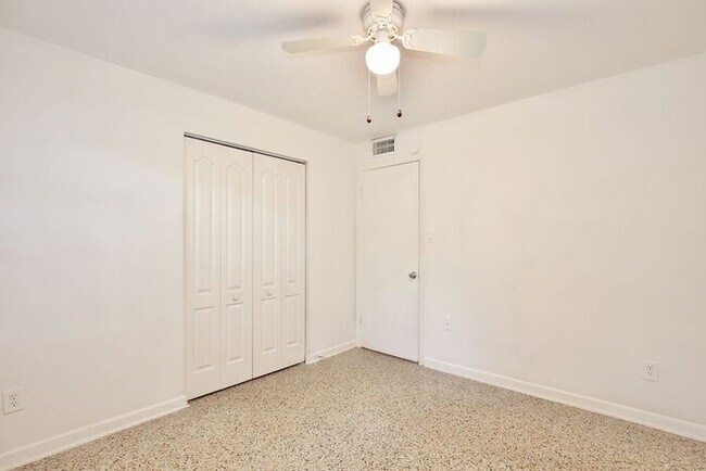 Building Photo - Beautiful 3/2 Spacious Pool Home with a Fenced Backyard and 1 Car Garage in Lake Marsha - Orlando!