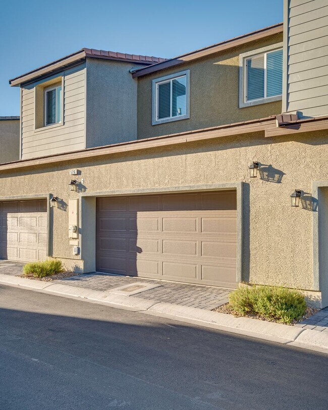 Building Photo - Like-new home with modern finishes and ope...