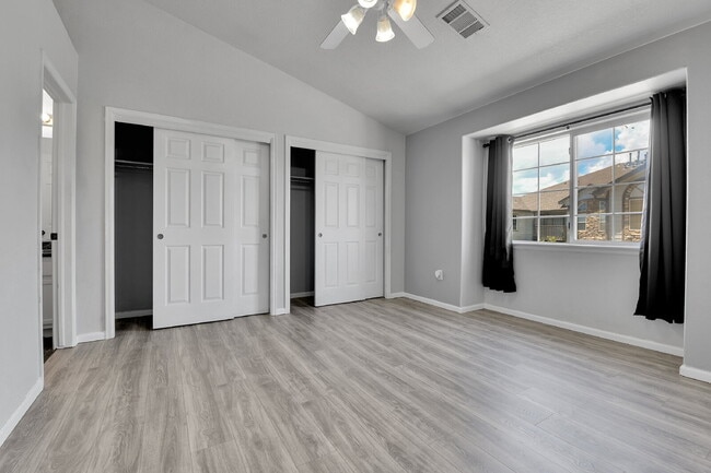 Building Photo - $2,100 - 2 Bed, 2 Bath Updated Townhome in...