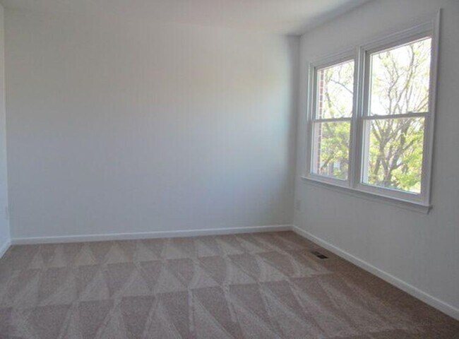 Building Photo - 1506 Kemper Street