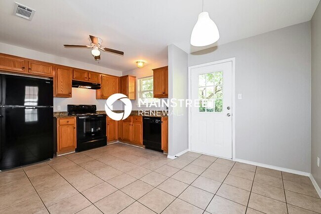 Building Photo - 3 Bedroom Pet-Friendly Home in Dallas, TX with Main Street Renewal